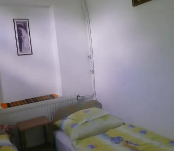 Kalandor Szallas * Kozarmisleny